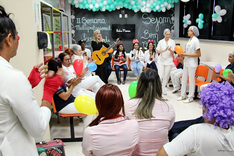 Até a próxima sexta-feira (25), os cuidados com crianças e adolescentes em tratamento no Hospital Oncológico Infantil Octávio Lobo, em Belém, serão enfatizados para os funcionários da unidade, durante a II Semana Multiprofissional. Com o tema “Linhas de Cuidados em Oncologia”, o evento deste ano terá uma programação interna com rodas de conversas (foto), reunindo profissionais para discutir a atuação de cada área e a importância do trabalho em equipe.

FOTO: ASCOM HOIOL
DATA: 23.05.2018
BELÉM - PARÁ <div class='credito_fotos'>Foto: ASCOM HOIOL   |   <a href='/midias/2018/originais/f61b8dc3-3b01-4fdb-a320-b005f94a75c6.jpg' download><i class='fa-solid fa-download'></i> Download</a></div>