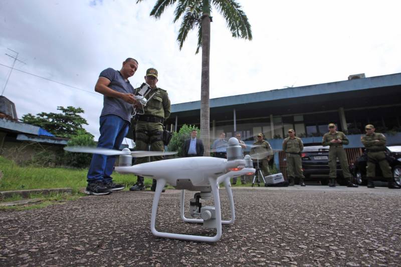 A Polícia Militar iniciou na manhã desta quarta-feira, 16, na sede do Comando Geral, em Icoaraci, o processo de habilitação ao 1º Curso de Operador de Aeronaves Remotamente Pilotadas (RPA - Remotely Piloted Aircraft), conhecidos popularmente como drones (foto), oferecido pela PM do Pará. Vinte candidatos participaram das avaliações psicológica e técnica. Na quinta-feira, 17, a previsão é de que os 23 inscritos sejam submetidos aos testes de aptidão. O resultado final das avaliações será divulgado até a próxima sexta-feira, 18. Os habilitados estarão credenciados a participar do curso previsto para o período de 21 a 25 deste mês. Na programação de hoje foram formados dois grupos, avaliados pela equipe do Centro Integrado de Psicologia e Assistência Social (Cipas). Em seguida os candidatos foram à parte prática, coordenado operacionalmente pelo cabo Antônio Donato, da Assessoria de Comunicação da PM.
FOTO: MÁCIO FERREIRA / AG. PARÁ
DATA: 16.05.2018
BELÉM - PARÁ <div class='credito_fotos'>Foto: MÁCIO FERREIRA/ AG. PARÁ | <a href='/midias/2018/originais/f61c6a6a-fb5e-4af3-981e-bed9bbb866d3.jpg' download><i class='fa-solid fa-download'></i> Download</a></div>