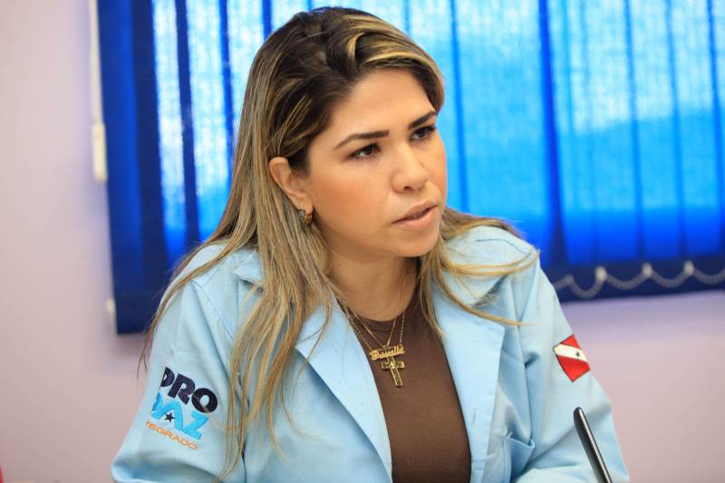 No Dia Internacional da Mulher, comemorado neste 8 de março, o Governo do Estado reafirma seu compromisso no apoio, prevenção e combate à violência contra a mulher. Assim que chega à unidade, a vítima de violência é acolhida por uma assistente social e, posteriormente, se necessário, por uma psicóloga. “A sessão dura 50 minutos e trabalha as questões emocionais e afetivas buscando solucionar os traumas, na busca da superação e rompimento do ciclo de violência”, explica a psicóloga Priscila Taveira (foto).
FOTO: SIDNEY OLIVEIRA / AG. PARÁ
DATA: 08.03.2018
BELÉM - PARÁ <div class='credito_fotos'>Foto: Sidney Oliveira/Ag. Pará | <a href='/midias/2018/originais/f626a89d-5cf0-4fbb-981e-dcc74a771520.jpg' download><i class='fa-solid fa-download'></i> Download</a></div>