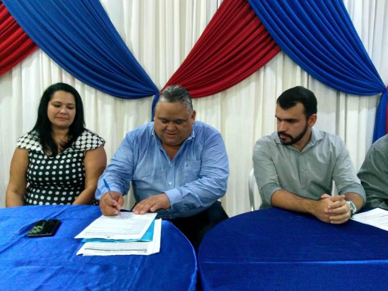 Servidores municipais de Ourém, no nordeste paraense, participaram do Programa de Municipalização a Escola de Governança Pública do Estado do Pará (EGPA). A formação levou seis cursos e certificou cerca de 200 pessoas, na semana passada. Também foi renovado, por dois anos, o Acordo de Cooperação Técnica entre a EGPA e a prefeitura municipal, o que permite aos servidores municipais o acesso a todas as ações, programas e projetos desenvovidos pela autarquia. Na foto, o prefeito Waldomiro Fernandes Coelho Júnior (assinando), o Junhão.

FOTO: ASCOM / EGPA
DATA: 28.05.2018
OURÉM - PARÁ <div class='credito_fotos'>Foto: ASCOM EGPA   |   <a href='/midias/2018/originais/f626b28d-f76b-49a1-ab8f-7b70ec0a5211.jpg' download><i class='fa-solid fa-download'></i> Download</a></div>