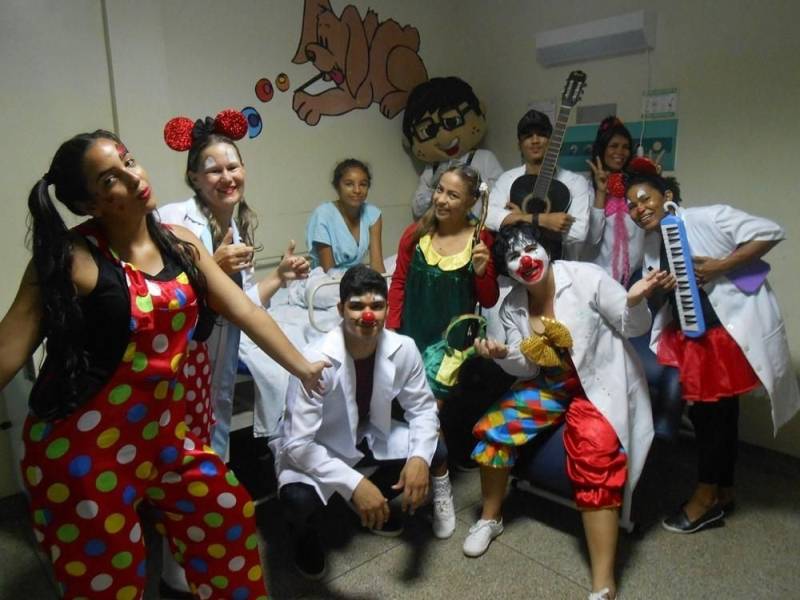 No Hospital Regional do Sudeste do Pará, que fica em Marabá, o trabalho também é feito com parceiros. Um deles é o grupo Filhos da Caridade (foto). Os voluntários não medem esforços para levar aos enfermos um pouco de alegria e descontração. “Estou desde as 8h trabalhando, mas não poderia deixar de vir aqui, porque é algo muito especial. Cada vez que faço parte dessa ação, volto para casa com uma bagagem muito grande de experiências. A gente vê tantas pessoas passando por problemas que, às vezes, o nosso fica pequeno. São experiências de vida que mudam o nosso olhar”, atesta o voluntário Jacenir Rodrigues.
FOTO: ASCOM / HRBA
DATA: 04.05.2018
MARABÁ - PARÁ <div class='credito_fotos'>Foto: Ascom HRBA | <a href='/midias/2018/originais/f62f59af-6d67-4e6b-b97b-33412505075d.jpg' download><i class='fa-solid fa-download'></i> Download</a></div>