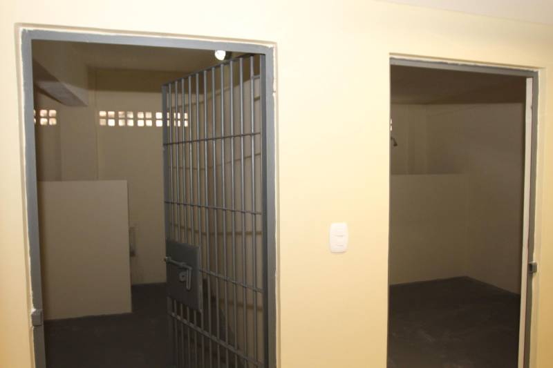 O governador Simão Jatene inaugurou nesta quinta-feira, 27, as novas instalações do Núcleo de Atendimento Integrado (NAI, na foto). Localizado na Avenida Governador José Malcher, o NAI reúne, em um só prédio, todos os órgãos que trabalham com adolescentes vulneráveis, em situação de risco social ou que cometeram infrações passíveis de punição. “Temos que punir, mas sem excluir, sem relegar a um segundo plano da sociedade e, ao mesmo tempo, sem ignorar o que esses jovens e adolescentes querem nos dizer quando cometem algum ato infracional”, disse o governador Simão Jatene durante a inauguração. O NAI é composto pela Divisão de Atendimento ao Adolescente (Data), Promotoria da Infância e Juventude do Ministério Público do Estado, Juizado da Infância e Juventude do Tribunal de Justiça do Estado, Defensoria Pública, Companhia Independente Especializada de Policiamento Assistencial da PM (Ciepas) e Fundação de Atendimento Socioeducativo do Pará (Fasepa).

FOTO: CRISTINO MARTINS / AG. PARÁ
DATA: 27.12.2018
BELÉM - PARÁ <div class='credito_fotos'>Foto: Cristino Martins/Ag. Pará   |   <a href='/midias/2018/originais/f63537fb-509e-478a-9e1a-34186dc4eada.jpg' download><i class='fa-solid fa-download'></i> Download</a></div>