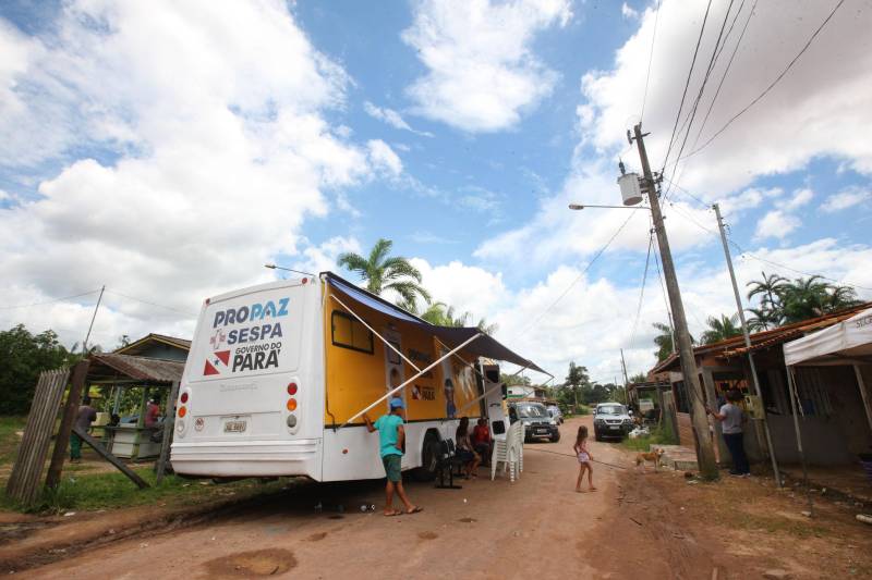 A Fundação Pro Paz iniciou na manhã desta sexta–feira (2), a caravana de saúde que vai dar assistência aos moradores, na comunidade Bom Futuro, em Barcarena. É uma parceria do governo do estado por meio da secretaria de Saúde Pública do Pará (Sespa), Pro Paz e a Secretaria Municipal de Saúde de Barcarena.
FOTO: RODOLFO OLIVEIRA / AG. PARÁ
DATA: 02.02.2018
BARCARENA - PARÁ. <div class='credito_fotos'>Foto: Rodolfo Oliveira/Ag. Pará | <a href='/midias/2018/originais/f636ffd0-fa6b-4608-9720-f5fcc049e80a.jpg' download><i class='fa-solid fa-download'></i> Download</a></div>