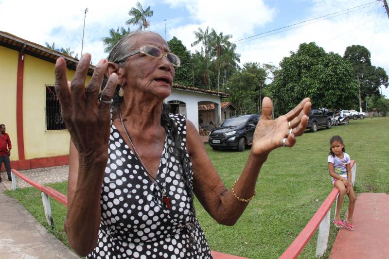 Cento e dezoito famílias da comunidade quilombola do Caeté, no município de Abaetetuba, no nordeste do Estado, foram beneficiadas com um título coletivo de terra. Com o documento, o Governo do Estado, por meio do Instituto de Terras do Pará (Iterpa), reconhece o direito de uma população que há décadas ocupa e trabalha na área. A cerimônia de entrega ocorreu na manhã deste sábado (24), no Centro Comunitário, e contou com a participação do governador Simão Jatene. A área titulada corresponde a cerca de 1.400 hectares. Agora, devidamente respaldadas, as famílias poderão ter acesso a empréstimos, políticas públicas, entre outros benefícios que possibilitam o desenvolvimento da sua produção e a continuidade de suas tradições. “Com o documento de terra a comunidade passa a ter segurança jurídica e acesso a créditos, financiamentos e outros benefícios que antes não lhes era permitido. Além disso, agora eles poderão produzir com mais segurança, mantendo a terra entre as futuras gerações”, afirmou o governador Simão Jatene. Na foto, dona Perolina Melo Corrêa.
FOTO: CRISTINO MARTINS / AG. PARÁ
DATA: 24.03.2018
ABAETETUBA - PARÁ
<div class='credito_fotos'>Foto: Cristino Martins/Ag. Pará | <a href='/midias/2018/originais/f63a8480-ad60-4d34-a6ea-03b178f2b857.jpg' download><i class='fa-solid fa-download'></i> Download</a></div>