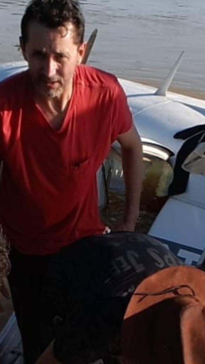 A Polícia Civil investiga, em Itaituba, sudoeste paraense, o pouso forçado de um avião de pequeno porte, de prefixo PT IIU, realizado no rio Jamanxim, às proximidades do Distrito de Jardim de Ouro, região garimpeira do município. O fato teria ocorrido na última quarta-feira, 27, por volta de 17 horas, mas somente chegou ao conhecimento das autoridades policiais na madrugada de hoje (29), quando o boletim de ocorrência foi registrado na Seccional de Polícia de Itaituba. O piloto da aeronave, Sérgio Vanderlei Becker (foto), foi detido, ontem à noite, no distrito de Moraes de Almeida, em Itaituba, por uma guarnição da Polícia Militar, no momento em que chegava a localidade como passageiro de mototáxi. Ele foi inicialmente conduzido à Unidade Integrada de Polícia do distrito e depois levado para a Seccional de Polícia Civil de Itaituba, na sede do município, para prestar esclarecimentos, por volta de 23h50 de ontem.
FOTO: ASCOM / POLÍCIA CIVIL
DATA: 29.06.2018
ITAITUBA - PARÁ <div class='credito_fotos'>Foto: Ascom / Polícia Civil | <a href='/midias/2018/originais/f63b3e00-1043-4bc5-bbfb-61008fa49893.jpg' download><i class='fa-solid fa-download'></i> Download</a></div>