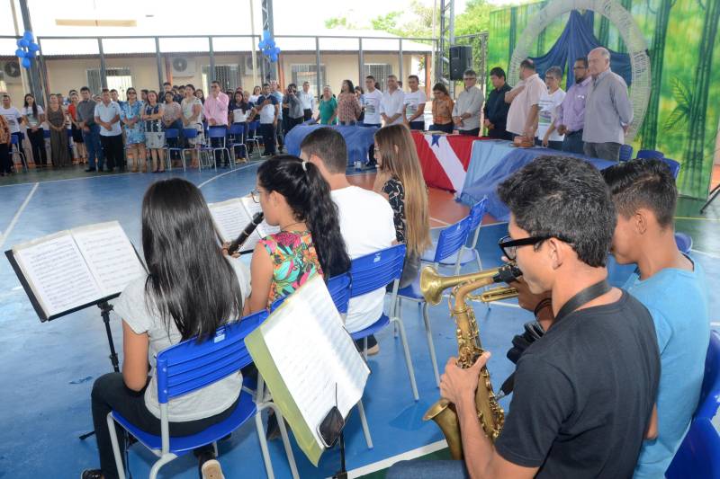 “A escola é um sonho”. Quem expressou esse sentimento foi o aluno do 3º ano do Ensino Médio, Renan Abreu, durante a entrega da obra de reforma e ampliação da Escola Estadual de Ensino Fundamental e Médio Emanuel Salgado Vieira, no município de Juruti, realizada na manhã desta quarta-feira (5), pela secretária de Estado de Educação, Ana Cláudia Serruya Hage. “Hoje recebemos a escola totalmente reformada e ampliada; já passamos por várias batalhas, lutamos para este sonho se tornar realidade, vivemos momentos difíceis, somos vitoriosos e teremos uma visão diferente da escola, estamos muito felizes e realizados”, complementa o estudante.

FOTO: FERNANDO NOBRE / ASCOM SEDUC
DATA: 05.12.2018
JURUTI - PARÁ <div class='credito_fotos'>Foto: FERNANDO NOBRE/ASCOM SEDUC   |   <a href='/midias/2018/originais/f63f5f17-877b-4116-a2ba-e8252e32c582.jpg' download><i class='fa-solid fa-download'></i> Download</a></div>