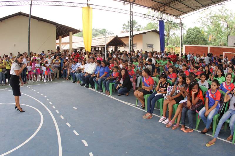 Um painel, no pátio da Escola Estadual de Ensino Médio Ruth Guimarães Ferreira, no distrito de Murinim, em Benevides, mostra 16 alunos da unidade aprovados nos últimos vestibulares. Desses, 12 irão estudar na Universidade Federal do Pará (UFPA). São os primeiros resultados de um processo que começou há nove meses, quando a escola entrou em reforma e ampliação. A nova “Ruth Guimarães Ferreira” foi entregue oficialmente nesta segunda-feira, 26, pelo governador Simão Jatene. Reformada e ampliada, a escola tem agora seis salas de aula; quatro laboratórios (multiuso, multidisciplinar, informática e de leitura); cozinha; refeitório e dispensa; quadra poliesportiva, vestiários feminino e masculino; área de convivência; sala para Atendimento Educacional Especializado (AEE) e acessos para pessoas com deficiência. Espaços de sobra para seus 892 alunos, distribuídos em três turnos do Ensino Médio. A obra custou R$ 2,446 milhões.
FOTO: CRISTINO MARTINS / AG. PARÁ
DATA: 26.03.2018
BENEVIDES - PARÁ <div class='credito_fotos'>Foto: Cristino Martins/Ag. Pará | <a href='/midias/2018/originais/f65079d2-6655-4219-9bc0-cb78085a922f.jpg' download><i class='fa-solid fa-download'></i> Download</a></div>