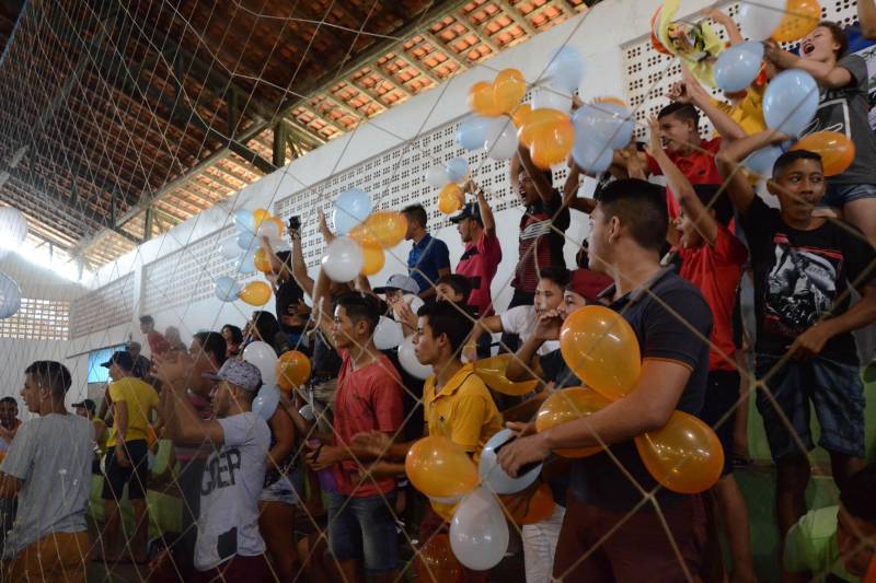 As escolas estaduais dos municípios de Vigia, Augusto Corrêa e Benevides venceram a primeira regional dos Jogos Estudantis Paraenses (Jeps), que chegou ao fim neste sábado, 5, em Vigia de Nazaré, no nordeste paraense, após cinco dias de competição. As vagas no Handebol Masculino e Feminino B (atletas de 15 a 17 anos) ficaram com as escolas de Vigia: Escola Técnica de Vigia (EETEPA) e Escola Estadual Bertoldo Nunes, respectivamente. Também no Handebol Feminino, categoria A (12 a 14 anos), a vitória foi da Escola Barão do Guajará, de Vigia. Os Jeps ocorrem há 60 anos por iniciativa do Governo do Estado por meio do Núcleo de Esporte e Lazer (NEL) da Secretaria de Estado de Educação (Seduc), com apoio das prefeituras municipais. Na foto, torcida do município de Augusto Corrêa.
FOTO: FERNANDO NOBRE / ASCOM SEDUC
DATA: 05.05.2018
VIGIA - PARÁ <div class='credito_fotos'>Foto: FERNANDO NOBRE/ASCOM SEDUC | <a href='/midias/2018/originais/f6565d72-9aae-41d2-9003-1ac52e7915a4.jpg' download><i class='fa-solid fa-download'></i> Download</a></div>