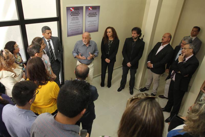 O governador Simão Jatene (camisa cinza com listras) inaugurou nesta quinta-feira, 27, as novas instalações do Núcleo de Atendimento Integrado (NAI). Localizado na Avenida Governador José Malcher, o NAI reúne, em um só prédio, todos os órgãos que trabalham com adolescentes vulneráveis, em situação de risco social ou que cometeram infrações passíveis de punição. “Temos que punir, mas sem excluir, sem relegar a um segundo plano da sociedade e, ao mesmo tempo, sem ignorar o que esses jovens e adolescentes querem nos dizer quando cometem algum ato infracional”, disse o governador Simão Jatene durante a inauguração. O NAI é composto pela Divisão de Atendimento ao Adolescente (Data), Promotoria da Infância e Juventude do Ministério Público do Estado, Juizado da Infância e Juventude do Tribunal de Justiça do Estado, Defensoria Pública, Companhia Independente Especializada de Policiamento Assistencial da PM (Ciepas) e Fundação de Atendimento Socioeducativo do Pará (Fasepa).

FOTO: CRISTINO MARTINS / AG. PARÁ
DATA: 27.12.2018
BELÉM - PARÁ <div class='credito_fotos'>Foto: Cristino Martins/Ag. Pará   |   <a href='/midias/2018/originais/f66027b3-5d87-4805-82c7-cb23d3eaa7c8.jpg' download><i class='fa-solid fa-download'></i> Download</a></div>