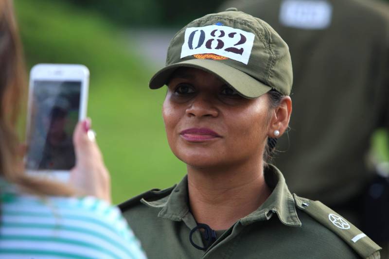 Cerca de 2.400 policiais militares que estão em processo de formação por meio dos Cursos de Formação de Praças (CFP), de Oficiais (CFO), de Habilitação de Oficiais (CHO) e de Adaptação de Oficiais (CHO). Durante a caminhada (foto), a Academia de Polícia Militar “Cel Fontoura” executou a primeira marcha administrativa para exercitar os pelotões do Curso de Formação de Oficiais (CFO) e do Curso de Adaptação de Oficiais da PMPA (CADO) nos deslocamentos a pé por longos percursos. A caminhada de 10 Km contou com a participação de 183 alunos da Academia de Polícia Militar. Josineia Martins, 34 anos (foto), faz parte da corporação há quase 10 anos como praça. Em 2016, com o concurso para oficiais, ela, que é formada em Pedagogia pela Uepa, resolveu se inscrever.
FOTO: MÁCIO FERREIRA / AG. PARÁ
DATA: 15.02.2018
MARITUBA - PARÁ <div class='credito_fotos'>Foto: MÁCIO FERREIRA/ AG. PARÁ | <a href='/midias/2018/originais/f662f129-81b3-478b-b7ea-0a2157222dd0.jpg' download><i class='fa-solid fa-download'></i> Download</a></div>