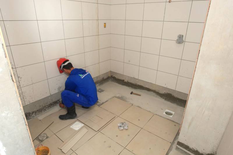 Em Castanhal, o Hospital Regional do município é outro que o Governo do Estado vai entregar até o final de 2018. Terá 179 leitos, sendo 40 de Unidades de Tratamento Intensivo - 20 adulta e 20 pediátrica; um Centro Cirúrgico com seis salas; serviços de urgência e emergência; radioterapia, quimioterapia e hemodiálise.
FOTO: SIDNEY OLIVEIRA / AG. PARÁ
DATA: 18.10.2018
CASTANHAL - PARÁ <div class='credito_fotos'>Foto: Sidney Oliveira/Ag. Pará | <a href='/midias/2018/originais/f6630ee1-e857-4e8b-85ac-677c14280940.jpg' download><i class='fa-solid fa-download'></i> Download</a></div>