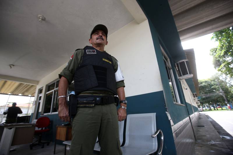 A Polícia Militar do Pará (PMPA) está substituindo 400 policiais da ativa que estão em trabalho interno e administrativo por policiais da reserva. O orgulho é compartilhado pelo cabo Luis Carlos Venceslau, 53 anos (foto).
FOTO: SIDNEY OLIVEIRA / AG. PARÁ
DATA: 16.05.2018
BELÉM - PARÁ <div class='credito_fotos'>Foto: Sidney Oliveira/Ag. Pará | <a href='/midias/2018/originais/f6674644-c311-4313-bc36-1f03250d574a.jpg' download><i class='fa-solid fa-download'></i> Download</a></div>