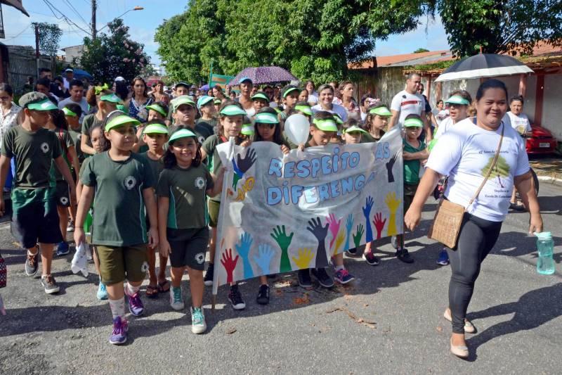 A Escola Estadual de Ensino Fundamental Doutor Carlos Guimarães, no bairro da Marambaia, em Belém, comemorou 47 anos de fundação, nesta quarta-feira (28), com uma programação festiva que reuniu escola e comunidade. Logo cedo, familiares acompanharam a caminhada de alunos e professores pelas ruas do entorno da escola. O tema escolhido para as comemorações foi “Paz e Amor ao Próximo”. A programação contou com a apresentação da Banda da Polícia Militar (PM), animando a criançada com músicas com temáticas infantis.
FOTO: ELISEU DIAS / ASCOM SEDUC
DATA: 28.03.2018
BELÉM - PARÁ <div class='credito_fotos'>Foto: Eliseu Dias/Ag. Pará | <a href='/midias/2018/originais/f6737dfe-ae10-4e3a-a418-76fba525d4c7.jpg' download><i class='fa-solid fa-download'></i> Download</a></div>