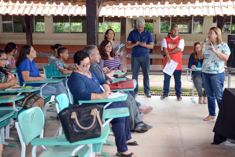 Diretores da Secretaria de Estado de Educação (Seduc) e de órgãos do Sistema de Segurança Pública e promotoras do Ministério Público do Estado se reuniram nesta quinta-feira (15) com gestores, professores, estudantes e pais de alunos da Escola Estadual Palmira Gabriel, com o objetivo de definir ações de segurança para a unidade de ensino. A reunião ocorreu na própria escola, na Avenida Augusto Montenegro, em Belém. A primeira ação definida, e logo posta em prática, foi colocar uma viatura do 10º Batalhão de Polícia Militar (10º BPM) em frente à escola, como base do policiamento na área. A viatura será utilizada em ocorrências no bairro, mas retornará sistematicamente à escola nos três turnos de atividades pedagógicas. A Seduc vai providenciar, de acordo com planejamento da comunidade escolar, a construção de um muro nos fundos e a instalação, em breve, de um sistema de monitoramento por câmeras nas dependências da unidade escolar. na foto, a diretora Vera Brito (d).
FOTO: ELISEU DIAS / ASCOM SEDUC
DATA: 15.03.2018
BELÉM - PARÁ <div class='credito_fotos'>Foto: Eliseu Dias / Ascom Seduc | <a href='/midias/2018/originais/f67574a8-1a0d-4f3e-9e2d-af1ce998e39c.jpg' download><i class='fa-solid fa-download'></i> Download</a></div>
