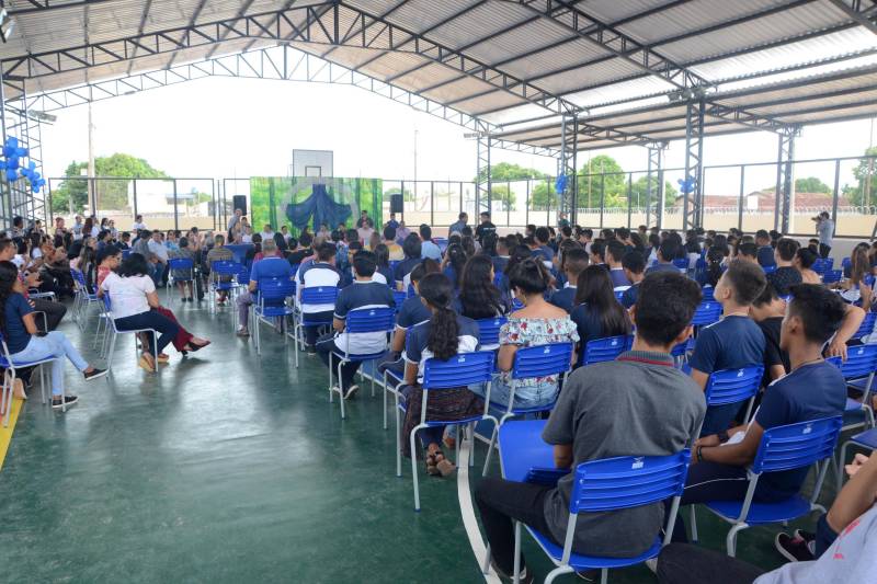 “A escola é um sonho”. Quem expressou esse sentimento foi o aluno do 3º ano do Ensino Médio, Renan Abreu, durante a entrega da obra de reforma e ampliação da Escola Estadual de Ensino Fundamental e Médio Emanuel Salgado Vieira, no município de Juruti, realizada na manhã desta quarta-feira (5), pela secretária de Estado de Educação, Ana Cláudia Serruya Hage. “Hoje recebemos a escola totalmente reformada e ampliada; já passamos por várias batalhas, lutamos para este sonho se tornar realidade, vivemos momentos difíceis, somos vitoriosos e teremos uma visão diferente da escola, estamos muito felizes e realizados”, complementa o estudante.

FOTO: FERNANDO NOBRE / ASCOM SEDUC
DATA: 05.12.2018
JURUTI - PARÁ <div class='credito_fotos'>Foto: FERNANDO NOBRE/ASCOM SEDUC   |   <a href='/midias/2018/originais/f67a26df-18e4-40fc-9edd-596c88b3bf79.jpg' download><i class='fa-solid fa-download'></i> Download</a></div>