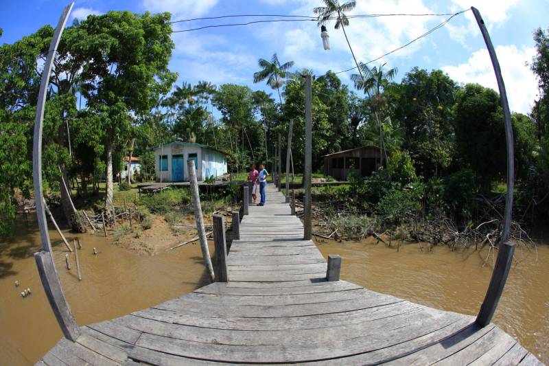 A ilha do Combu, umas 39 ilhas que fazem parte da capital paraense. O lugar já é bem conhecido dos belenenses que há anos atravessam o rio para frequentar os restaurantes, bares e tomar um banho de igarapé. No entanto, a ilha também é uma das quatro Áreas de Preservação Ambiental (APA) da Região Metropolitana de Belém gerido pelo Instituto de Desenvolvimento Florestal e da Biodiversidade do Estado do Pará (Ideflor-Bio) e oferece o turismo rural. O turismo rural é uma modalidade que leva o visitante a conhecer um pouco da rotina das comunidades ribeirinhas, saber como os seus produtos tradicionais são feitos, além de trilhar rotas preservadas nas matas ou nos rios. Ao invés de apenas comprar, o visitante conhece melhor a dinâmica do local.
FOTO: MÁCIO FERREIRA / AG. PARÁ
DATA: 22.07.2016
ILHA DO COMBU - PARÁ <div class='credito_fotos'>Foto: MÁCIO FERREIRA/ AG. PARÁ | <a href='/midias/2018/originais/f67c89cf-8925-4489-aee9-8288ff4660d2.jpg' download><i class='fa-solid fa-download'></i> Download</a></div>