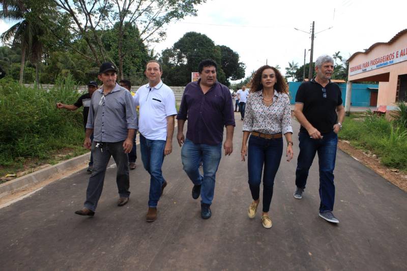 A agenda no município de Terra Alta (foto) também foi referente ao Programa Asfalto na Cidade. A Ordem de Serviço para a pavimentação de 4 km de vias urbanas foi assinada na cerimônia realizada no Auditório Municipal. 

FOTO: RODOLFO OLIVEIRA / AG. PARÁ
DATA: 13.06.2018
TERRA ALTA - PARÁ <div class='credito_fotos'>Foto: Rodolfo Oliveira/Ag. Pará   |   <a href='/midias/2018/originais/f67cf730-c4d1-43d3-86c0-a1b3ae363759.jpg' download><i class='fa-solid fa-download'></i> Download</a></div>