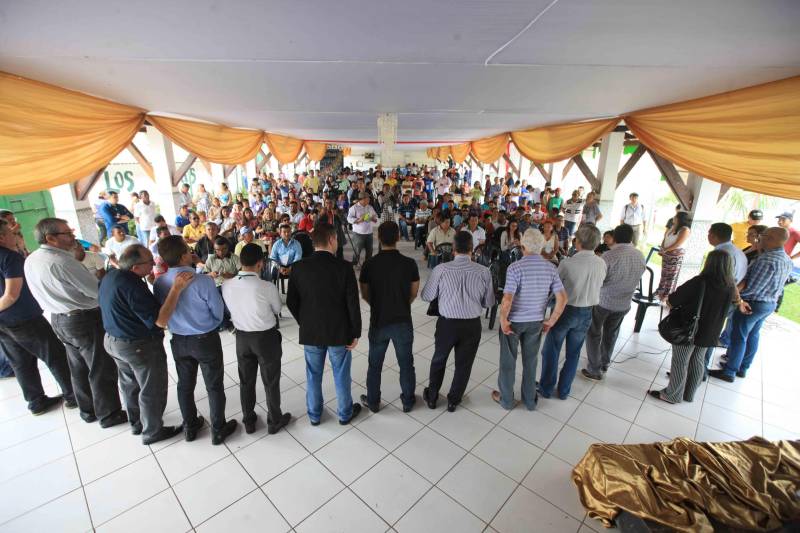 Mais de 300 produtores compareceram à arena Bira's, em Igarapé-Miri, no nordeste paraense, na manhã de quinta-feira (15), em busca de informações sobre crédito, qualificação profissional, regularização fundiária e cadeia produtiva. O público foi atendido pela "Caravana Pará 2030 - Igarapé-Miri", promovida pelo governo do Estado, que levou ao município os serviços de várias secretarias, bancos e instituições ligadas à produção e à intermediação de negócios.
FOTO: RODOLFO OLIVEIRA / AG. PARÁ
DATA: 16.03.2018
IGARAPÉ-MIRI - PARÁ <div class='credito_fotos'>Foto: Rodolfo Oliveira/Ag. Pará | <a href='/midias/2018/originais/f6812d55-1230-4095-8e41-5ab546d68022.jpg' download><i class='fa-solid fa-download'></i> Download</a></div>