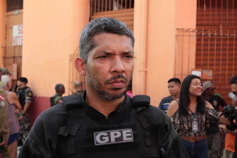 Após dois meses de investigação e um trabalho intenso de inteligência, as forças de segurança estaduais prenderam na tarde de hoje, durante a “Operação Campina”, desencadeada no bairro de mesmo nome, centro de Belém, quatro mulheres acusadas de tráfico de drogas e apreendeu quase dois quilos de cocaína, maconha e crack, resultado do cumprimento de oito mandados de busca e apreensão. Na foto, o diretor da Polícia Especializada, delegado Cláudio Galeno.
FOTO: CRISTINO MARTINS / AG. PARÁ
DATA: 16.02.2018
BELÉM - PARÁ <div class='credito_fotos'>Foto: Cristino Martins/Ag. Pará | <a href='/midias/2018/originais/f68a0957-3fbc-487c-9bfe-04bad0c48e40.jpg' download><i class='fa-solid fa-download'></i> Download</a></div>