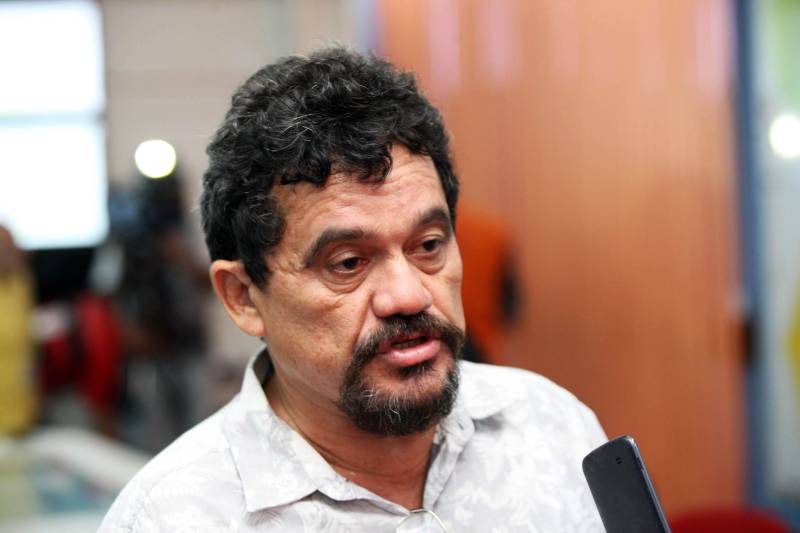 O Governo do Estado, de forma integrada entre Defesa Civil, Corpo de Bombeiros, Secretaria Estadual de Transportes ( Setran) e outros órgãos, reforça as ações de enfrentamento aos acidentes naturais ocasionados pelas chuvas fortes do período.15 municípios, sendo 11 do sudeste paraense, declararam situação de emergência. A partir do dia 6 de fevereiro, quando se intensificaram os registros no Sistema Nacional, e a Defesa Civil Estadual apresentou um relatório para o Governo do Estado, várias secretarias reuniram e o governador Simão Jatene autorizou procedimentos para minimizar os efeitos causados pelos acidentes. Na foto, Jorge Rodrigues, chefe do núcleo regional da Setran.
FOTO: SIDNEY OLIVEIRA / AG PARÁ
DATA: 11.02.2018
BELÉM - PARÁ <div class='credito_fotos'>Foto: Sidney Oliveira/Ag. Pará | <a href='/midias/2018/originais/f69ccee8-04b7-4991-9f9b-5032e2c3b4ac.jpg' download><i class='fa-solid fa-download'></i> Download</a></div>