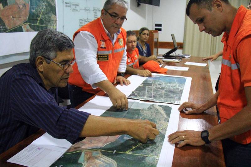 Nesta sexta-feira (23), uma sala de situação foi estabelecida no município de Barcarena em cooperação com vários órgãos do Governo estadual e municipal, para auxiliar e atender as necessidades básicas dos moradores da área onde ficam localizadas as bacias de resíduos da empresa Hydro. Entre as prioridades elencadas pelo governador Simão Jatene, anunciada em coletiva nesta sexta-feira (23), está o atendimento da população e a garantia de proteção da saúde da população, mitigando os problemas já causados e evitar novos. A sala de situação fica na subprefeitura de Barcarena, na Vila São Francisco, na PA-481.
FOTO: ASCOM PREFEITURA DE BARCARENA
DATA:23.02.2018
BARCARENA - PA <div class='credito_fotos'>Foto: Prefeitura de Barcarena | <a href='/midias/2018/originais/f6a69296-a76c-4ad9-94dd-455bb289da04.jpg' download><i class='fa-solid fa-download'></i> Download</a></div>