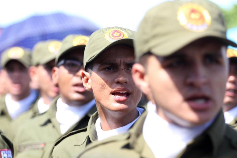 A cerimônia de formatura dos novos praças da Polícia Militar ocorreu na manhã desta segunda-feira (9), simultaneamente, em Belém e outros seis municípios paraenses: Santa Izabel, Castanhal, Barcarena, Capanema, Bragança e Tucuruí. Em Parauapebas, Marabá, Breves, Soure e Conceição do Araguaia, a formatura será celebrada na quinta-feira, dia 12. Na sexta-feira, dia 13, é a vez de Santarém, Altamira, Paragominas e Itaituba. O governador Simão Jatene presidiu a cerimônia de formatura no Portal da Amazônia, bairro da Cidade Velha, em Belém. Milhares de familiares dos formandos lotaram o espaço para entregar aos novos policiais militares seus diplomas de conclusão de curso.
FOTO: CRISTINO MARTINS / AG. PARÁ
DATA: 09.07.2018
BELÉM - PARÁ <div class='credito_fotos'>Foto: Cristino Martins/Ag. Pará | <a href='/midias/2018/originais/f6aaade1-ad3f-44f5-b110-8bff10fb6fca.jpg' download><i class='fa-solid fa-download'></i> Download</a></div>