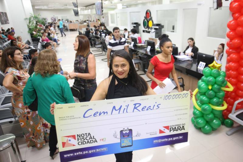 “A minha prioridade é quitar a faculdade da minha filha, é o último ano dela”, disse a operadora de caixa Mônica Vieira, que ganhou R$ 100 mil na 25ª edição do prêmio do Programa Nota Fiscal Cidadã. A entrega simbólica para ela e outros cinco ganhadores dos maiores prêmios foi realizada na manhã desta terça-feira, 11, na Estação Cidadania do shopping Pátio Belém. Mônica trabalha há cinco anos em um supermercado no bairro de Fátima, em Belém. Ela conta que entrou no programa logo que foi criado, em 2012, mas que a princípio ficou com receio de incluir sua conta bancária nos dados do cadastro. “Depois que alguns clientes meus falaram que já tinham ganhado 100, 200 reais, decidi voltar e incluir minha conta. A maioria das pessoas pensa que é controle de gastos, que não é bom. Mas não é isso”, disse.

FOTO: MARCELO LELIS / AG. PARÁ
DATA: 11.12.2018
BELÉM - PARÁ <div class='credito_fotos'>Foto: Marcelo Lelis / Ag. Pará   |   <a href='/midias/2018/originais/f6aac07b-8b66-419d-af55-1b03ebc91e9f.jpg' download><i class='fa-solid fa-download'></i> Download</a></div>