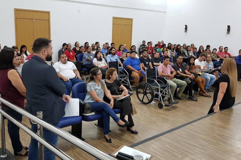 As aulas são ministradas pela professora Rosa Diniz (foto), que parabenizou a gestão do CIIR pela iniciativa, tendo em vista que geralmente a pessoa com surdez leva alguém da família para acompanhá-la e falar por ela, ou paga um intérprete, para que seja estabelecida a comunicação.

FOTO: ASCOM CIIR
DATA: 17.05.2018
BELÉM - PARÁ <div class='credito_fotos'>Foto: ASCOM CIIR   |   <a href='/midias/2018/originais/f6aafde2-d1af-4dcb-9185-1be009843a97.jpg' download><i class='fa-solid fa-download'></i> Download</a></div>