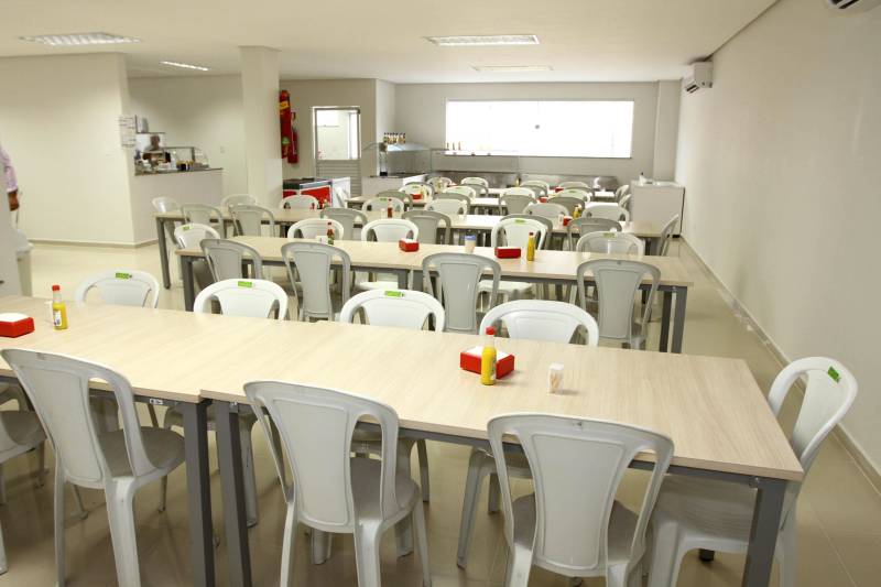 Restaurante self service, rampa de acesso, nova fachada, câmeras de vigilância e elevadores elétricos. O prédio-sede da Secretaria Estadual de Meio Ambiente e Sustentabilidade (Semas), em Belém, continua no mesmo lugar, mas parece novo. Após um processo de reforma, o prédio foi entregue aos servidores nesta sexta-feira, 16, pelo governador Simão Jatene.
FOTO: CRISTINO MARTINS / AG. PARÁ
DATA: 16.03.2018
BELÉM - PARÁ <div class='credito_fotos'>Foto: Cristino Martins/Ag. Pará | <a href='/midias/2018/originais/f6b6ade1-51a3-4df0-ae95-f8e0a5bdefad.jpg' download><i class='fa-solid fa-download'></i> Download</a></div>