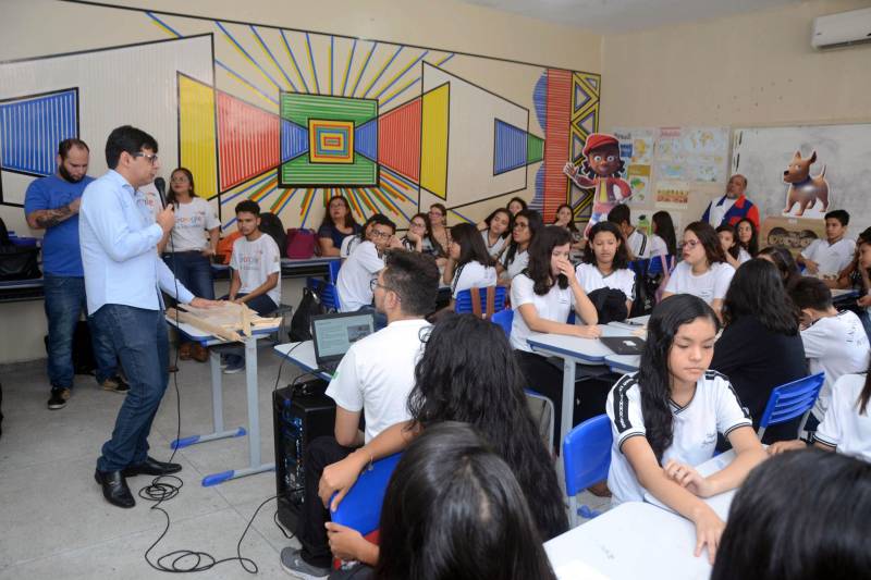 Que tal assistir uma aula sobre a tabela periódica de elementos químicos em que se pode conferir virtualmente a presença deles em objetos e situações do dia a dia? Aliar o uso da tecnologia no processo de aprendizado tornou-se realidade para 42 estudantes do 1º ano do Ensino Médio/Tempo Integral da Escola Estadual Dr. Ulysses Guimarães, no centro de Belém, nesta sexta-feira (23) com a implantação pela Secretaria de Estado de Educação (Seduc) do programa Sedutec. A aula de química inaugurou, na rede estadual de ensino, o Sedutec - programa de aplicação das ferramentas e serviços da plataforma digital Google for Education. Na foto, o gestor da Inteceleri, Walter Oliveira Júnior.
FOTO: ELISEU DIAS / ASCOM SEDUC
DATA: 24.03.2018
BELÉM - PARÁ <div class='credito_fotos'>Foto: Eliseu Dias / Ascom Seduc | <a href='/midias/2018/originais/f6b96399-ca98-4e75-9a37-3ea4100cf09d.jpg' download><i class='fa-solid fa-download'></i> Download</a></div>