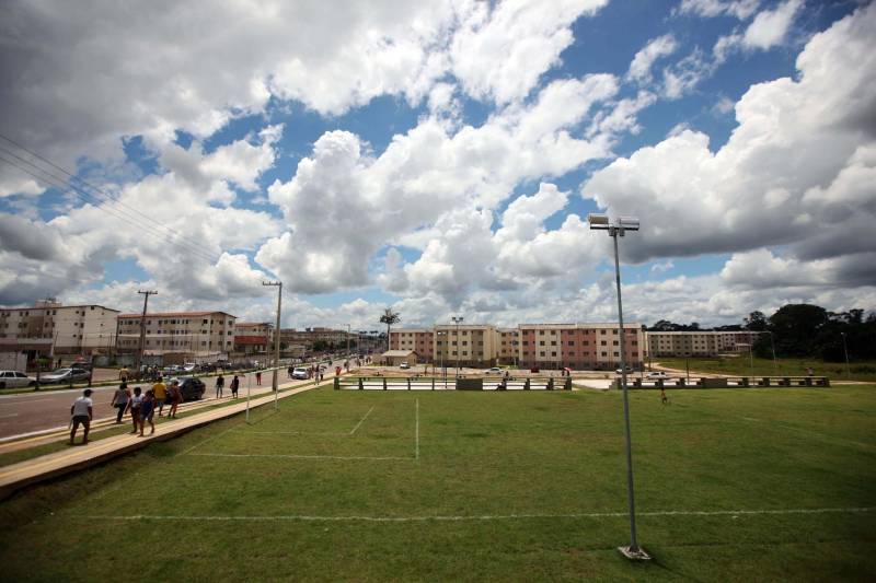 O governo do Pará, por meio da Companhia de Habitação do Pará (Cohab) entregou, neste sábado (24), as chaves dos 4 mil apartamentos do Residencial Viver Melhor Marituba. O local passa a ser, agora, a moradia de mais de 15 mil pessoas que aguardavam pelo empreendimento. Desde o início da manhã, servidores da Cohab estavam a postos, na quadra de esportes do Residencial, organizando a entrega das chaves dos apartamentos. A Companhia de Saneamento do Pará (Cosanpa) também atendia os novos moradores, que já podiam realizar o cadastro de suas unidades de consumo para ligação do fornecimento de água.
FOTO: THIAGO GOMES / AG PARÁ
DATA: 24.02.2018
MARITUBA - PARÁ <div class='credito_fotos'>Foto: Thiago Gomes /Ag. Pará | <a href='/midias/2018/originais/f6bcfef3-bf24-4975-9974-e68c706028e7.jpg' download><i class='fa-solid fa-download'></i> Download</a></div>