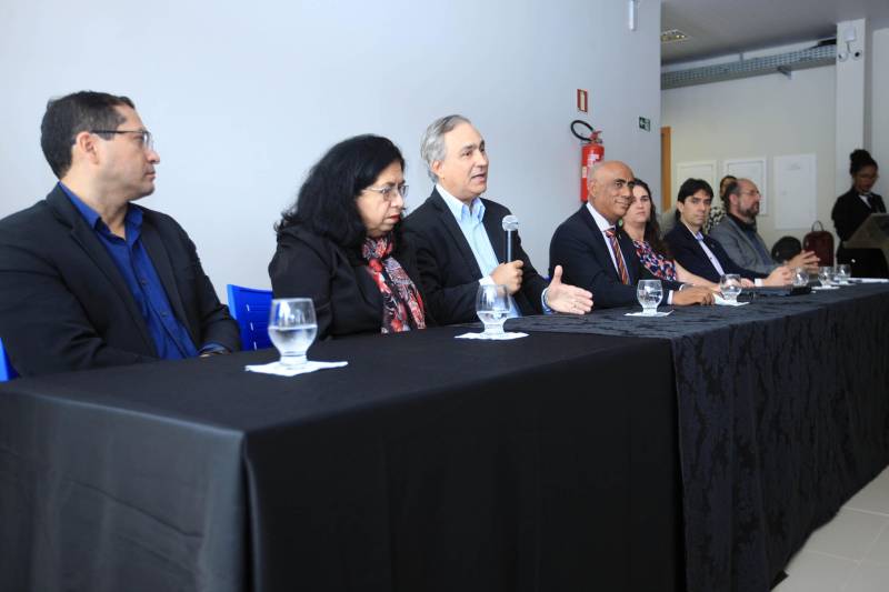 Renovar, reinventar, repensar e preservar a Amazônia e sua extensa biodiversidade serão as principais funções do Centro de Estudos Avançados da Biodiversidade (Ceabio), o primeiro da região Norte e um dos pioneiros do país. Inaugurado nesta quarta-feira (21), o laboratório faz parte do Parque de Ciência e Tecnologia Guamá (PCT Guamá), sediado em Belém. Na fdoto, Alex Fiúza de Melo, secretário de Estado de Ciência, Tecnologia e Educação Profissional e Tecnológica (Sectet).
FOTO: MÁCIO FERREIRA / AG. PARÁ
DATA: 21.02.2018
BELÉM - PARÁ <div class='credito_fotos'>Foto: MÁCIO FERREIRA/ AG. PARÁ | <a href='/midias/2018/originais/f6c4a4d7-886d-4b7d-b85e-a50d9996c5dc.jpg' download><i class='fa-solid fa-download'></i> Download</a></div>
