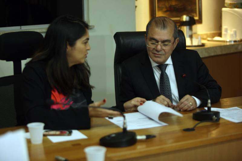 A comitiva nacional dos direitos humanos foi recebida por representantes da Secretaria de Estado de Segurança Pública e da Defesa Social (Segup) para dialogar sobre as medidas já colocadas em prática frente ao ocorrido no Centro de Recuperação Penitenciário do Pará III (CRPP III), na última terça-feira, 10. A reunião foi nesta sexta-feira, 13, na sede da secretaria. Na foto, a ouvidora Nacional do Ministério dos Direitos Humanos, Erika Queiroz com o titular da Segup, Luiz Fernandes.
FOTO: CARLOS SODRÉ / AG. PARÁ
DATA: 13.04.2018
BELÉM - PARÁ <div class='credito_fotos'>Foto: CARLOS SODRÉ / AG. PARÁ | <a href='/midias/2018/originais/f6c95199-ad74-43f4-80aa-1eb7e3085b11.jpg' download><i class='fa-solid fa-download'></i> Download</a></div>