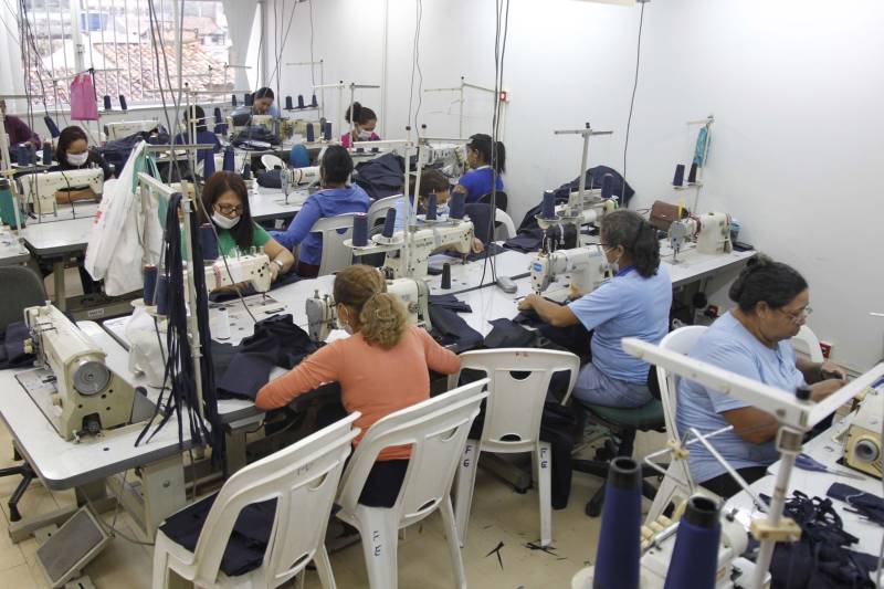 “Foi aqui que eu tive a oportunidade de crescer e mostrar que eu queria mudar de vida. Eu sofri muito preconceito até chegar onde eu estou, pois quando eu ia procurar emprego em outras empresas, sempre esbarrava na questão dos antecedentes criminais. As pessoas já me olhavam desconfiadas e por isso muitas portas se fecharam”. O relato é do egresso Regivan Oliveira Santos, de 38 anos, que trabalha há quase 10 anos na Fábrica Esperança (foto), um projeto do Governo do Estado que promove a reinserção social através da capacitação profissional e geração de emprego e renda aos egressos da Superintendência do Sistema Penitenciário do Estado (Susipe). O egresso diz que foi graças a Fábrica Esperança que pode se capacitar e hoje ter uma profissão digna para sustento da família.
FOTO: AKIRA ONUMA / ASCOM SUSIPE
DATA: 19.03.2018
BELÉM - PARÁ <div class='credito_fotos'>Foto: Akira Onuma / Ascom Susipe | <a href='/midias/2018/originais/f6d1cf7e-553f-44a7-a2bf-3da5716b5f57.jpg' download><i class='fa-solid fa-download'></i> Download</a></div>