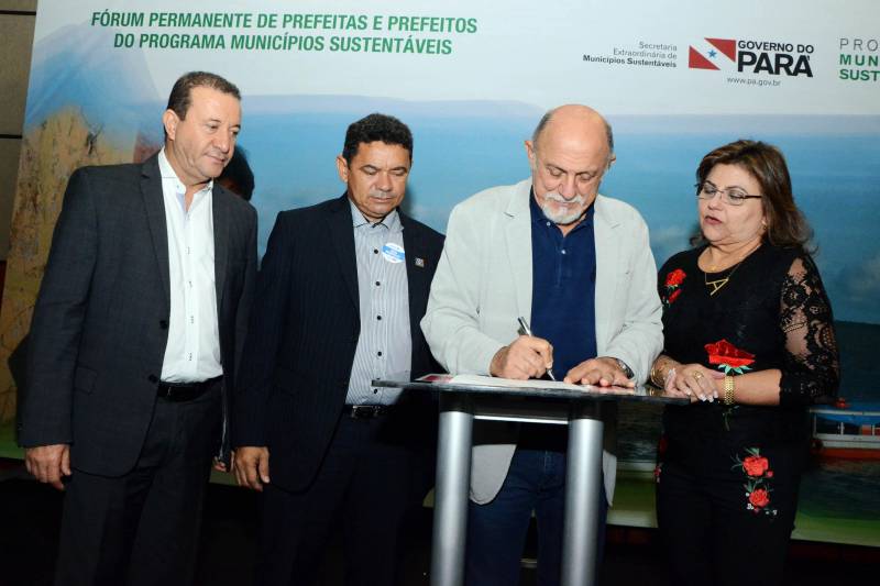Durante o encerramento da terceira reunião do Fórum Permanente de Prefeitos e Prefeitas dos Municípios Sustentáveis, no Hangar Centro de Convenções, foram assinados convênios com prefeituras do interior para execução de obras de construção, ampliação e reforma de escolas em diversos municípios. Foram oficializadas também as Ordens de Serviços de 15 obras de reforma e ampliação de escolas em Belém e outros municípios do interior, financiadas pelo Banco Interamericano de Desenvolvimento (BID). No conjunto, essas obras representam investimento de mais de 50 milhões de reais.´As obras vão beneficiar, ao todo, mais de 21 mil estudantes. Para a secretária de Educação, Ana Claudia Serruya Hage, a estrutura física das escolas é um dos fatores que mais repercute na motivação e desempenho dos alunos. “Hoje, o Governo do Estado faz essas parcerias para melhorar a estrutura das escolas e, com isso, resgata o sentido do Pacto pela Educação, que preconiza que todos devemos nos responsabilizar pela Educação”, destacou.
FOTO: ELISEU DIAS / ASCOM SEDUC
DATA: 08.02.2018
BELÉM - PARÁ <div class='credito_fotos'>Foto: Eliseu Dias / Ascom Seduc | <a href='/midias/2018/originais/f6d2a00c-8abf-4480-9743-d5c0fab20028.jpg' download><i class='fa-solid fa-download'></i> Download</a></div>