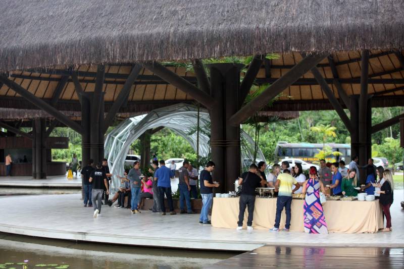 Jornalistas, influenciadores digitais e membros da sociedade civil organizada participaram, nesta quinta-feira (15), da visita guiada ao Parque Estadual do Utinga (Peut) que será inaugurado na sexta-feira (16), às 16h30. Os convidados foram recebidos pelo secretário estadual de Cultura, o arquiteto Paulo Chaves; pelo presidente do Ideflor-bio, Thiago Novaes; pelo gerente do Peut, Julio Meyer; pelo secretário de comunicação, Daniel Nardin e pelo representante da diretoria da Unidade de Conservação do Parque, Wendel Andrade. O evento começou às 9h com a apresentação das melhorias feitas no espaço durante as obras, dos serviços que funcionarão no local e de algumas normas de utilização desse novo equipamento.
FOTO: SIDNEY OLIVEIRA / AG. PARÁ
DATA: 15.03.2018
BELÉM - PARÁ <div class='credito_fotos'>Foto: Sidney Oliveira/Ag. Pará | <a href='/midias/2018/originais/f6d4ab73-997a-4d03-8770-06efd50bbb29.jpg' download><i class='fa-solid fa-download'></i> Download</a></div>