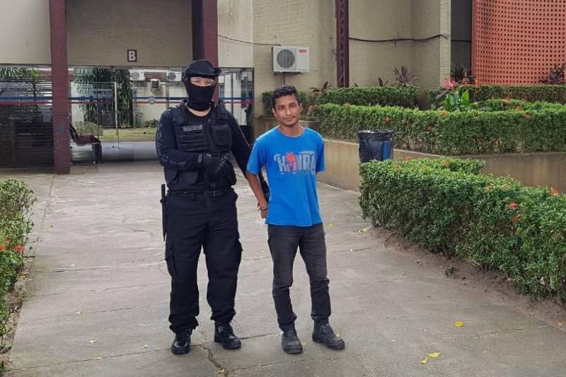 Policiais civis do Serviço de Polícia Interestadual de Buscas e Capturas (Polinter) prenderam, nesta terça-feira (22), em cumprimento a mandado de prisão preventiva, Jeff Costa de Paiva (d), de 24 anos, por crime de descumprimento de medida protetiva à companheira do acusado. Ele foi preso no conjunto Maguari, no bairro do Coqueiro, em Ananindeua, na região metropolitana de Belém. A vítima estava com medida de proteção determinada pela Justiça, que proibia a aproximação do acusado, porém ele descumpriu a medida judicial e ainda fez ameaças de morte à mulher. O preso foi inicialmente conduzido para a sede da Polinter, na Delegacia-Geral, em Belém, de onde foi transferido para uma Unidade do Sistema Penitenciário.

FOTO: ASCOM / POLÍCIA CIVIL
DATA: 22.05.2018
BELÉM - PARÁ <div class='credito_fotos'>Foto: Ascom / Polícia Civil   |   <a href='/midias/2018/originais/f6d9d636-b14a-4589-a748-9284bc2b45c3.jpg' download><i class='fa-solid fa-download'></i> Download</a></div>