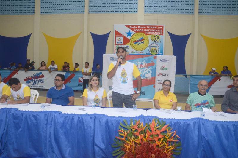 A cidade de Igarapé-Açu, no nordeste do Estado, sedia, até o próximo dia 20, a terceira etapa regional da 60ª edição dos Jogos Estudantis Paraenses (Jeps), uma ação esportivo-educacional que, ao longo de 60 anos propõe disseminar a cultura da paz e descobrir talentos esportivos. Cerca de 800 pessoas, entre atletas, professores e a comunidade participaram da cerimônia de abertura, nesta quarta-feira, 16, no ginásio Daniel Torres. Além de Igarapé-Açu, a terceira etapa também ocorre no município de Mocajuba. Na foto, o secretário municipal de Educação de Igarapé-Açu, André Queiroz.
FOTO: RAI PONTES / ASCOM SEDUC
DATA: 16.05.2018
IGARAPÉ-AÇU - PARÁ <div class='credito_fotos'>Foto: Rai Pontes/Ascom Seduc | <a href='/midias/2018/originais/f6ddb12d-3166-48f3-8656-55f07664dff4.jpg' download><i class='fa-solid fa-download'></i> Download</a></div>