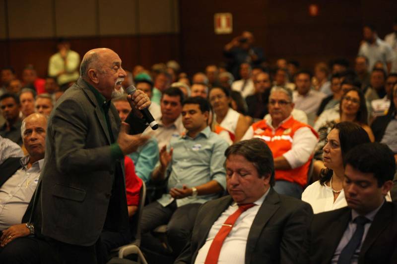 Cento e quarenta e um gestores municipais que aderiram ao Programa Municípios Sustentáveis participam da terceira reunião do Fórum Permanente de Prefeitas e Prefeitos dos Municípios Sustentáveis. O evento começou na manhã desta quarta-feira (7), no auditório do Hangar Convenções e Feiras da Amazônia. A programação segue até esta quinta-feira (8). Com o tema “Gestão Compartilhada”, o evento traz as experiências e os desdobramentos das agendas governamentais que foram planejadas em parceria com as gestões municipais. Durante o encontro também está sendo apresentado o balanço das ações e resultados do Programa Municípios Sustentáveis (PMS), da Secretaria Extraordinária de Municípios Sustentáveis (Semsu), que propõe a sustentabilidade dos municípios em âmbito global, a gestão e ajuste fiscal, até as grandes obras de infraestrutura. Os projetos respeitam a realidade e peculiaridades de cada território, com ações ancoradas nos planos governamentais Pará 2030, Pará Ambiental e Pará Social.

FOTO: SIDNEY OLIVEIRA / AG PARÁ
DATA: 07.02.2018
BELÉM - PARÁ <div class='credito_fotos'>Foto: Sidney Oliveira/Ag. Pará   |   <a href='/midias/2018/originais/f6e3c56e-6f41-4af9-a876-cd036c5b1ba9.jpg' download><i class='fa-solid fa-download'></i> Download</a></div>