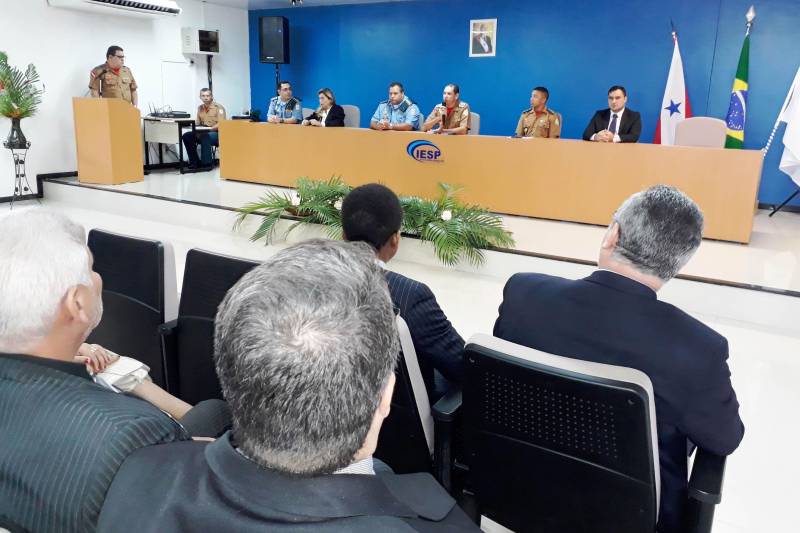 O Instituto de Ensino de Segurança do Pará (IESP) promoveu nesta ultima sexta-feira (2) a aula inaugural do Curso Superior de Polícia e Bombeiros Militar – CSPBM/2018, com especialização em gestão estratégica em defesa social e o Curso de Aperfeiçoamento de Oficiais – CAO/2018, com especialização em defesa social e cidadania. Na foto, o comandante do Corpo de Bombeiro Militar, coronel Zanelli Nascimento (Falando).
FOTO: ASCOM IESP
DATA: 02.03.2018
MARITUBA - PARÁ <div class='credito_fotos'>Foto: Ascom IESP | <a href='/midias/2018/originais/f6ea73d9-f1be-4d07-81f9-09456ce2dee3.jpg' download><i class='fa-solid fa-download'></i> Download</a></div>