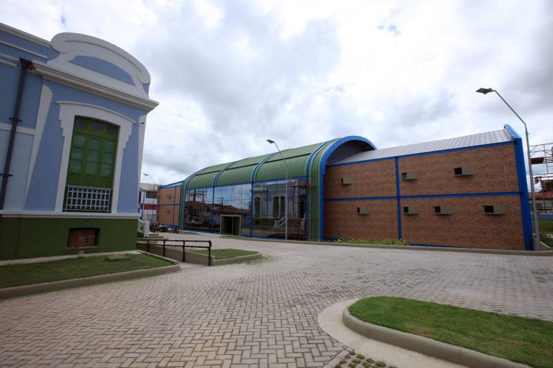 A inauguração do Liceu de Música de Bragança, neste dia 15, pode ser entendida como acontecimento de rotina de governo, mas a entrega das instalações, que ocupam um prédio da primeira metade do século passado, e um teatro contemporâneo, tem um significado para além dos acontecimentos de agenda da administração pública.

FOTO: MÁCIO FERREIRA / AG. PARÁ
DATA: 14.12.2018
BRAGANÇA - PARÁ <div class='credito_fotos'>Foto: MÁCIO FERREIRA/ AG. PARÁ   |   <a href='/midias/2018/originais/f6ef8906-9d99-4028-afd0-ca7253e6b95c.jpg' download><i class='fa-solid fa-download'></i> Download</a></div>