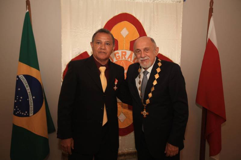 O Governo do Estado do Pará concedeu hoje 230 comendas do Mérito Grão-Pará (foto), a mais alta do Estado, a autoridades e servidores que se destacaram nos últimos oito anos de serviços prestados à população. “O ciclo que encerramos hoje não encerra nossa missão de servir ao público, porque uma vez servidores públicos, trabalhando em benefício da população, nunca mais deixamos de sê-lo, pois essa missão fica gravada em nossos corações”, disse o governador Simão Jatene aos agraciados. O governador entregou, pessoalmente, uma a uma as condecorações.  Das 230 medalhas, 14 foram no grau de Grande Oficial, 60 no grau de Comendador, 8 no grau de Oficial e 11 no grau de Cavaleiro aos servidores civis. Entre os militares, 4 receberam no grau de Comendador, 38 de Oficial e 109 no grau de Cavaleiro.

FOTO: CRISTINO MARTINS / AG. PARÁ
DATA: 31.12.2018
BELÉM - PARÁ <div class='credito_fotos'>Foto: Cristino Martins/Ag. Pará   |   <a href='/midias/2018/originais/f6f36a40-df95-4cd5-ad8e-e445bc66a854.jpg' download><i class='fa-solid fa-download'></i> Download</a></div>