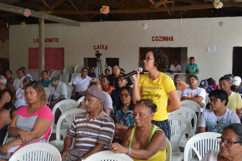 Será realizada, nesta terça-feira, 24, a Audiência Pública que vai debater a solicitação de Licença Prévia da Usina Termelétrica (UTE) Novo Tempo Barcarena, de responsabilidade da empresa Centrais Elétricas de Barcarena (Celba), no Cabana Clube, a partir de 9h. O projeto é composto de uma Usina Termelétrica movida a gás natural, um Terminal de Regaseificação e um gasoduto, dentro da área industrial, junto às instalações do Porto de Vila do Conde. Antes da audiência pública, a Secretaria de Estado e Meio Ambiente e Sustentabilidade (Semas) coordenou reuniões prévias com a população sobre o tema. Entre os participantes do evento, a engenheira agrônoma Camila Gaia (foto), moradora de Vila do Conde, apontou questões relativas à qualidade do ar e da água.
FOTO: ASCOM SEMAS
DATA: 23.04.2018
BARCARENA - PARÁ <div class='credito_fotos'>Foto: ASCOM SEMAS | <a href='/midias/2018/originais/f6f641b0-06f0-4faa-ba38-8d326b3ab58b.jpg' download><i class='fa-solid fa-download'></i> Download</a></div>
