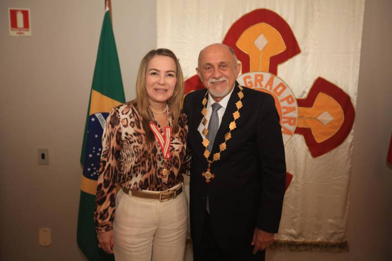 O Governo do Estado do Pará concedeu hoje 230 comendas do Mérito Grão-Pará (foto), a mais alta do Estado, a autoridades e servidores que se destacaram nos últimos oito anos de serviços prestados à população. “O ciclo que encerramos hoje não encerra nossa missão de servir ao público, porque uma vez servidores públicos, trabalhando em benefício da população, nunca mais deixamos de sê-lo, pois essa missão fica gravada em nossos corações”, disse o governador Simão Jatene aos agraciados. O governador entregou, pessoalmente, uma a uma as condecorações.  Das 230 medalhas, 14 foram no grau de Grande Oficial, 60 no grau de Comendador, 8 no grau de Oficial e 11 no grau de Cavaleiro aos servidores civis. Entre os militares, 4 receberam no grau de Comendador, 38 de Oficial e 109 no grau de Cavaleiro.

FOTO: CRISTINO MARTINS / AG. PARÁ
DATA: 31.12.2018
BELÉM - PARÁ <div class='credito_fotos'>Foto: Cristino Martins/Ag. Pará   |   <a href='/midias/2018/originais/f6f65c79-9e0d-47e7-b59b-637018873329.jpg' download><i class='fa-solid fa-download'></i> Download</a></div>