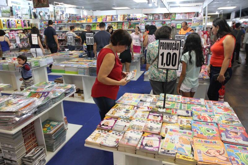 Uma programação extensa e diversificada marcou a abertura das atividades da XXII Feira Pan-Amazônica do Livro (foto) neste sábado (2), no Hangar – Centro de Convenções e Feiras da Amazônia, em Belém. Um grande público compareceu no primeiro dia, aproveitando as atrações culturais e as exposições nos estandes de livros.

FOTO: CRISTINO MARTINS / AG. PARÁ
DATA: 02.06.2018
BELÉM - PARÁ <div class='credito_fotos'>Foto: Cristino Martins/Ag. Pará   |   <a href='/midias/2018/originais/f6fdb5bb-2eaf-4eee-a5db-db3da70fe2c8.jpg' download><i class='fa-solid fa-download'></i> Download</a></div>