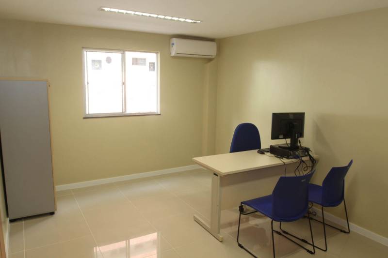 O governador Simão Jatene inaugurou nesta quinta-feira, 27, as novas instalações do Núcleo de Atendimento Integrado (NAI, na foto). Localizado na Avenida Governador José Malcher, o NAI reúne, em um só prédio, todos os órgãos que trabalham com adolescentes vulneráveis, em situação de risco social ou que cometeram infrações passíveis de punição. “Temos que punir, mas sem excluir, sem relegar a um segundo plano da sociedade e, ao mesmo tempo, sem ignorar o que esses jovens e adolescentes querem nos dizer quando cometem algum ato infracional”, disse o governador Simão Jatene durante a inauguração. O NAI é composto pela Divisão de Atendimento ao Adolescente (Data), Promotoria da Infância e Juventude do Ministério Público do Estado, Juizado da Infância e Juventude do Tribunal de Justiça do Estado, Defensoria Pública, Companhia Independente Especializada de Policiamento Assistencial da PM (Ciepas) e Fundação de Atendimento Socioeducativo do Pará (Fasepa).

FOTO: CRISTINO MARTINS / AG. PARÁ
DATA: 27.12.2018
BELÉM - PARÁ <div class='credito_fotos'>Foto: Cristino Martins/Ag. Pará   |   <a href='/midias/2018/originais/f7020023-624b-4b7c-897e-14870013c8d7.jpg' download><i class='fa-solid fa-download'></i> Download</a></div>