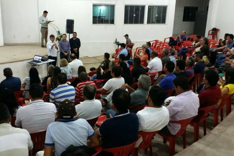 O Centro Regional de Governo do Baixo Amazonas realizou na noite desta segunda-feira (11), no município de Juruti, na região do Baixo Amazonas, um encontro com representantes do governo local - Prefeitura e Câmara de Vereadores - setor produtivo, sindicatos e demais representantes da sociedade civil para apresentar a nova estrutura administrativa do Estado, baseada na Governança Pública Compartilhada. A Governança é um dos pilares desse novo processo. O secretário regional de Governo, Olavo das Neves, informou que o Centro de Governo é uma estrutura que depende do envolvimento de todos os entes.

FOTO: SAMUEL ALVARENGA / ASCOM CRGBA
DATA: 11.06.2018
JURUTI - PARÁ <div class='credito_fotos'>Foto: SAMUEL ALVARENGA / ASCOM CRGBA   |   <a href='/midias/2018/originais/f70b5218-a098-4a1c-8f7e-bcd54035d0e3.jpg' download><i class='fa-solid fa-download'></i> Download</a></div>