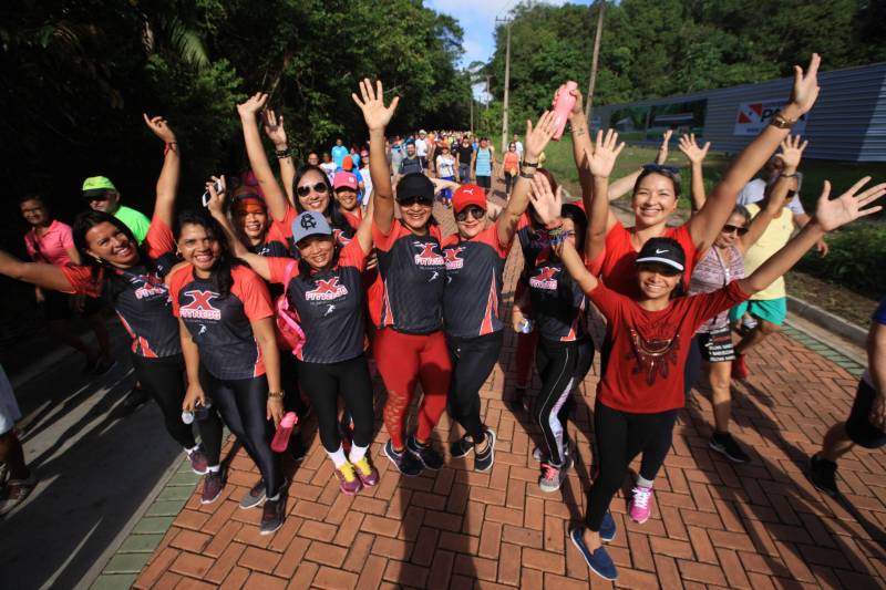 Uma reabertura feita a milhares de mãos. A fita inaugural colocada no inicio da trilha principal do Parque do Utinga foi rompida por mais de cinco mil pessoas ansiosas pelo inicio da caminhada, marcando o segundo dia da programação de reabertura do mais novo espaço paraense de lazer e interatividade com a natureza.
FOTO: MÁCIO FERREIRA / AG. PARÁ
DATA: 17.03.2018
BELÉM - PARÁ <div class='credito_fotos'>Foto: MÁCIO FERREIRA/ AG. PARÁ | <a href='/midias/2018/originais/f70f4b23-a506-4a67-aa1e-792bd3db379b.jpg' download><i class='fa-solid fa-download'></i> Download</a></div>