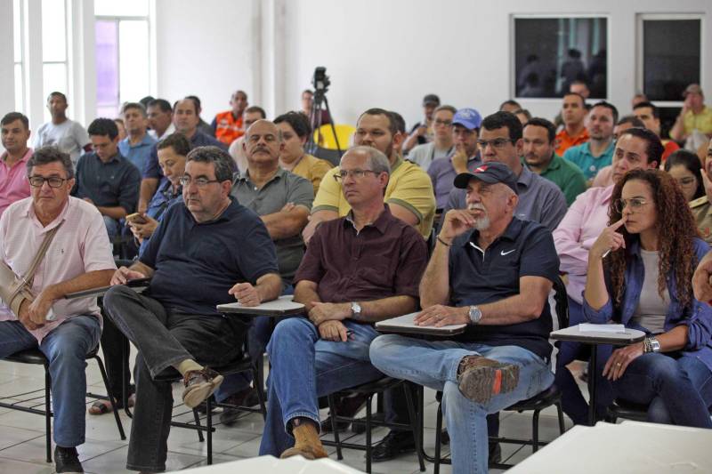 O Governador do Pará, Simão Jatene, esteve durante esta sexta-feira (13) no município de Paragominas. Além de visitar as áreas afetadas pela enxurrada que ocorreu na madrugada da quinta-feira (12), ele conversou com moradores atingidos, reuniu com autoridades municipais, secretários de estado, com o Corpo de Bombeiros e a Defesa Civil para traçar as metas e ações a serem cumpridas para restabelecer a normalidade na cidade. A forte enxurrada, que durou toda a madrugada, alagou cerca de 40% da cidade e atingiu 350 famílias. Até o momento, 13 locais foram adequados para funcionar como abrigo, entre escolas, associações, ginásios, entre outros, para receber desabrigados e desalojados.

FOTO: SIDNEY OLIVEIRA / AG. PARÁ
DATA: 13.04.2018
PARAGOMINAS - PARÁ <div class='credito_fotos'>Foto: Sidney Oliveira/Ag. Pará   |   <a href='/midias/2018/originais/f7191eda-8c69-4d12-8ca9-10873f9c64b9.jpg' download><i class='fa-solid fa-download'></i> Download</a></div>