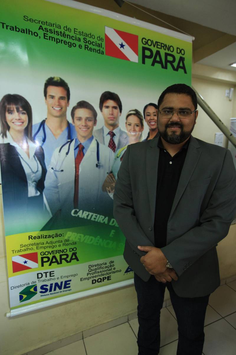 Nesta quarta-feira (2), a Secretaria de Assistência Social, Trabalho, Emprego e Renda (Seaster) realizou, na Casa do Trabalhador, uma ação de cidadania alusiva ao Dia do Trabalhador, celebrado ontem (1°). A programação contou com emissão de RG, encaminhamento para carteira de trabalho, intermediação de mão de obra através do SINE, testes rápidos de Hepatite C, atendimento médico com clínico geral, orientação jurídica e de contabilidade, cadastro e emissão de carteiras para artesãos, palestras e serviços de beleza. Iara Carvalho, de 22 anos, acordou cedo para participar da ação. Ela, que procura um emprego, foi encaminhada para a intermediação de mão de obra do SINE e aproveitou, também, para fazer um atendimento jurídico. “Fiquei sabendo da ação pela minha tia e vim participar. Conheço pessoas que conseguiram emprego pelo SINE e vim me cadastrar na torcida de conseguir um também. Espero já sair daqui com alguma entrevista marcada”, disse. Na foto, o secretário adjunto da Seaster, Everson Costa.
FOTO: MÁCIO FERREIRA / AG. PARÁ
DATA: 02.05.2018
BELÉM - PARÁ <div class='credito_fotos'>Foto: MÁCIO FERREIRA/ AG. PARÁ | <a href='/midias/2018/originais/f71c5692-3e67-45bb-91b1-610d40b19ab8.jpg' download><i class='fa-solid fa-download'></i> Download</a></div>